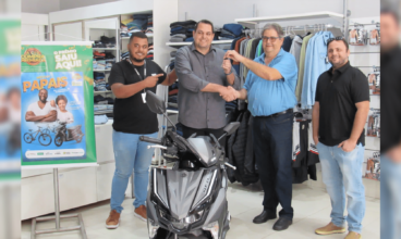 ACIS entrega motocicleta 0km ao ganhados da promoção “Mês dos Pais”