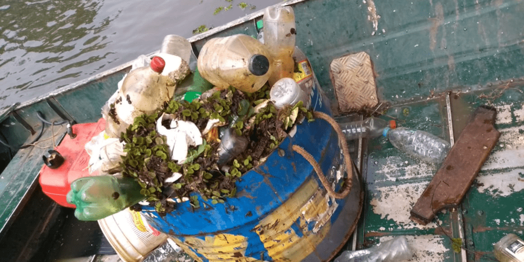 Garagem Municipal retira grande quantidade de lixo do Lago Artificial