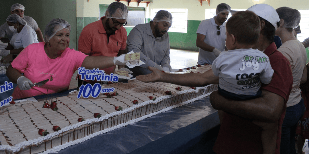 Turvínea comemora 100 anos com bolo e desfile cívico