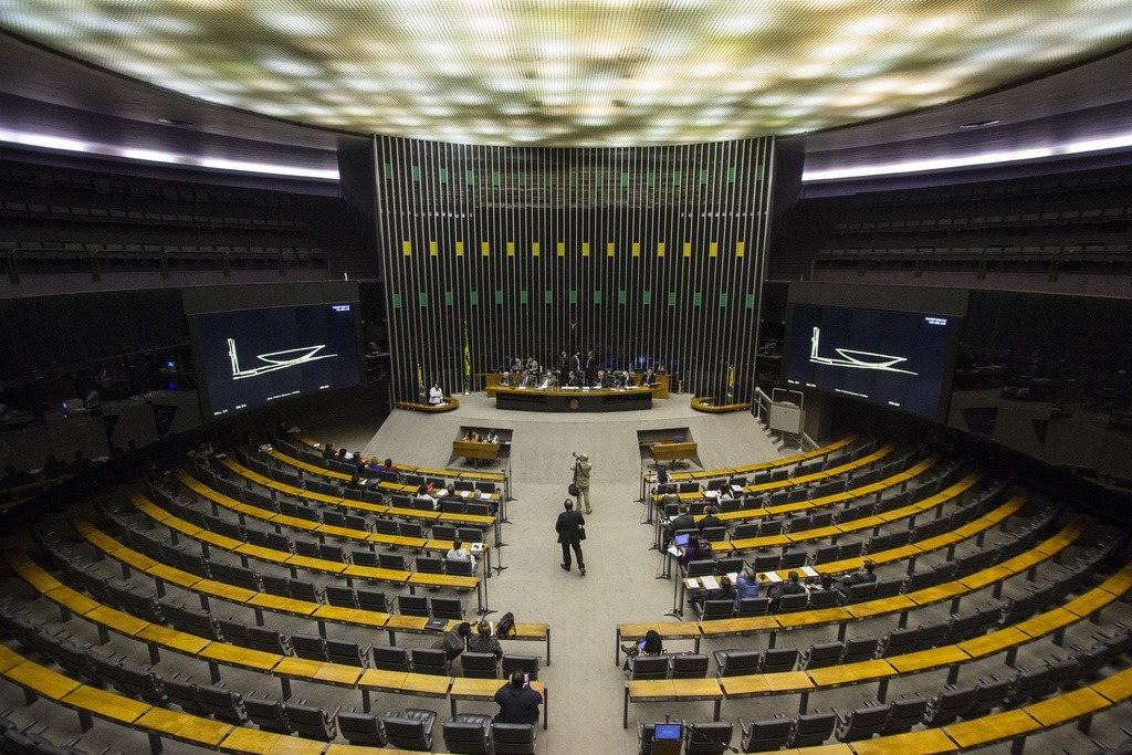 Legislativo retorna às atividades com debates sobre lideranças partidárias