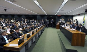 Com 38 votos a favor, Comissão dá continuidade ao processo de impeachment de Dilma.