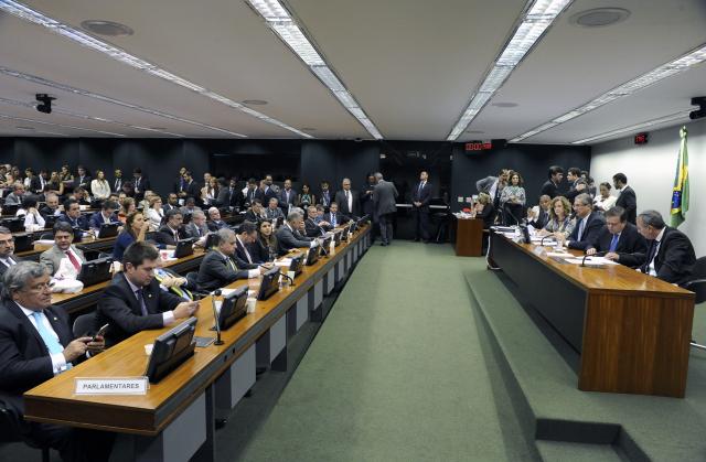 Com 38 votos a favor, Comissão dá continuidade ao processo de impeachment de Dilma.