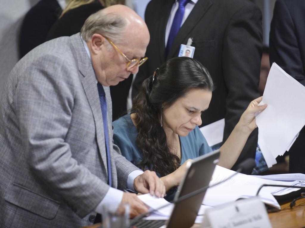 Miguel Reale Júnior e Janaína Paschoal falaram a Comissão do Impeachment do Senado.