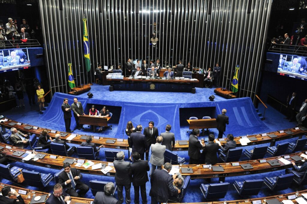 Senado aceita a abertura do processo de impeachment de Dilma