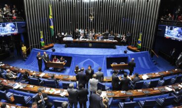 Senado aceita a abertura do processo de impeachment de Dilma