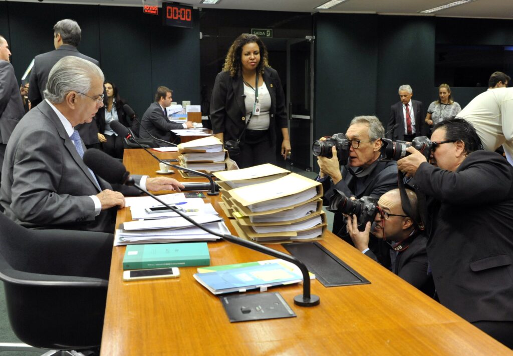 Conselho de ética adia votação contra Cunha