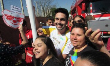 Atleta e jovem de Terra Roxa carregam a Tocha Olímpica