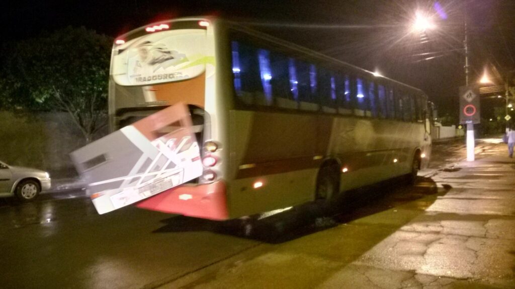 Ônibus de estudantes de Viradouro tem problema e trafega em situação de risco