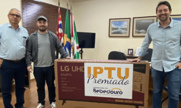 Prefeitura entrega mais uma smart TV 65 da Campanha IPTU Premiado