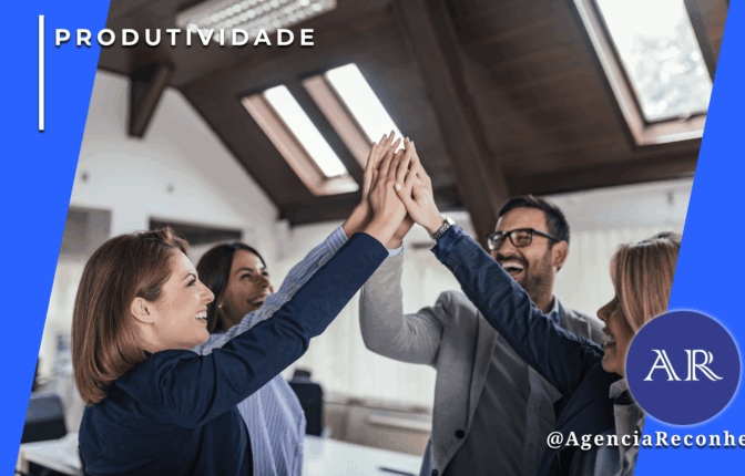 Quatro profissionais diversos em um escritório moderno celebrando o sucesso com as mãos unidas ao centro (high five), sob luz natural vinda de claraboias no teto.