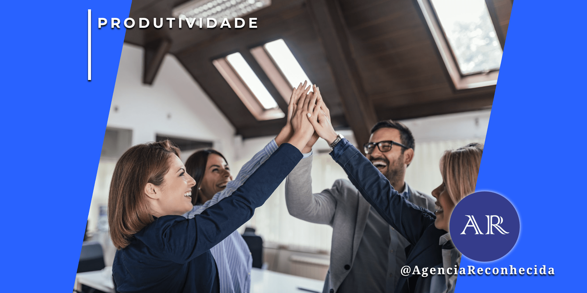 Quatro profissionais diversos em um escritório moderno celebrando o sucesso com as mãos unidas ao centro (high five), sob luz natural vinda de claraboias no teto.