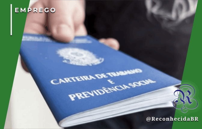 Close-up de uma mão segurando a Carteira de Trabalho e Previdência Social (CTPS) azul do Brasil, representando a liderança do país no ranking global de intenções de contratação para o início de 2026.