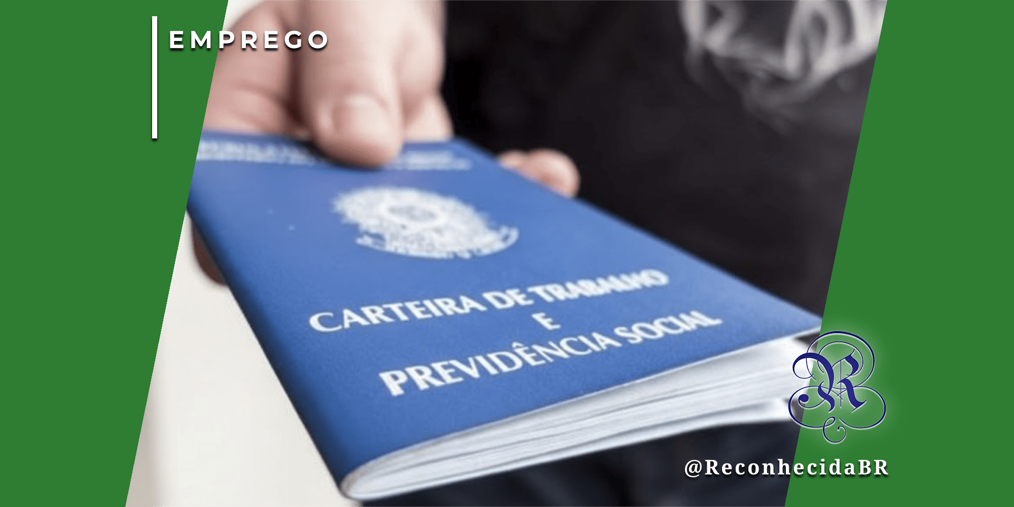 Close-up de uma mão segurando a Carteira de Trabalho e Previdência Social (CTPS) azul do Brasil, representando a liderança do país no ranking global de intenções de contratação para o início de 2026.