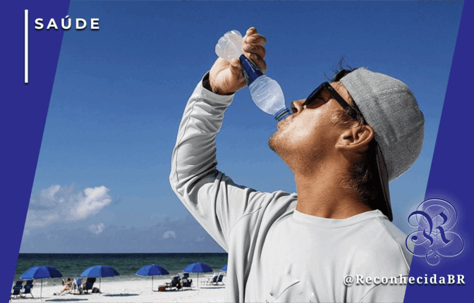 Homem ao ar livre em uma praia ensolarada bebendo água de uma garrafa plástica para se hidratar, representando a prevenção contra riscos cardíacos causados pelas altas temperaturas e ondas de calor.
