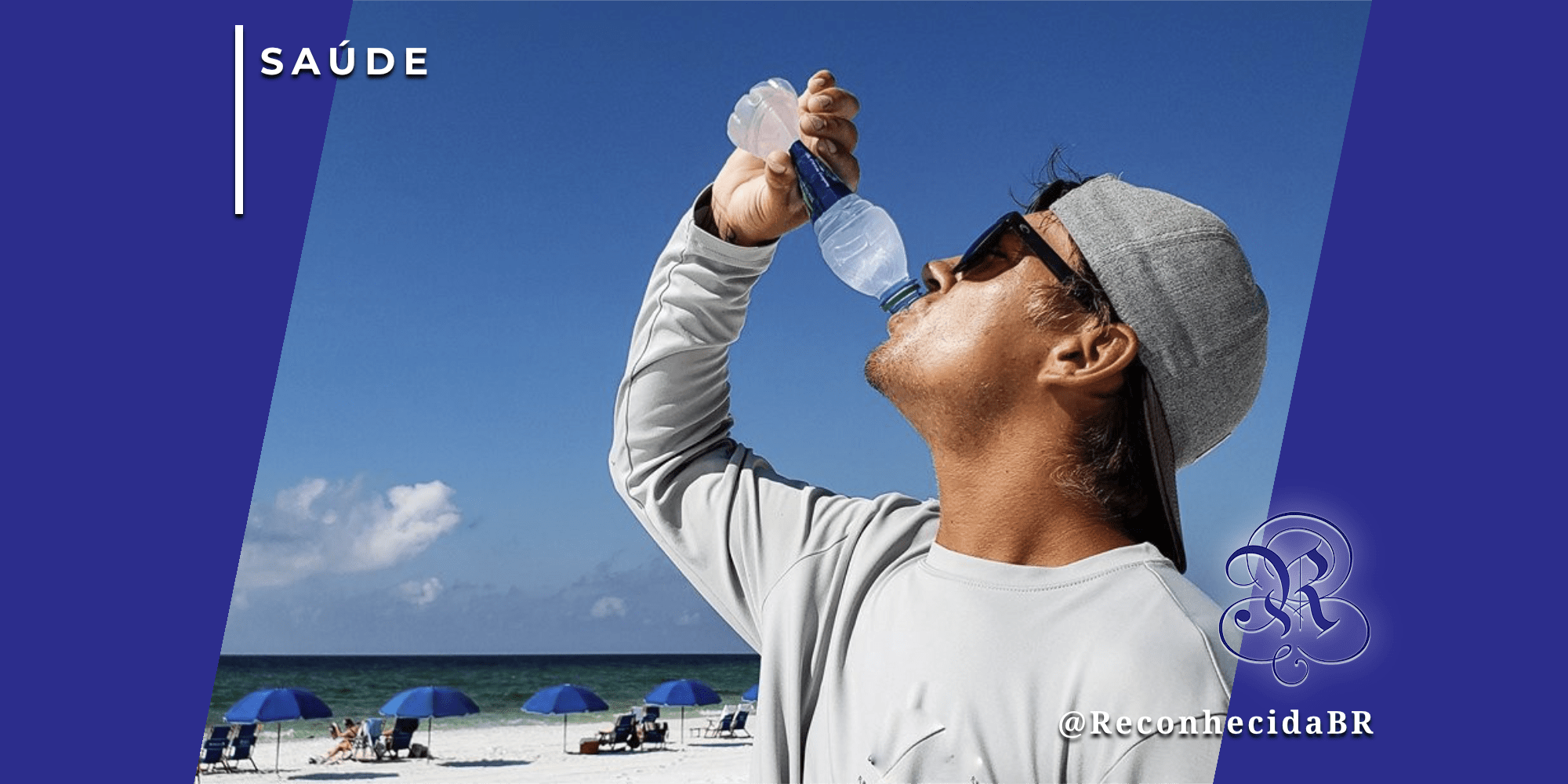 Homem ao ar livre em uma praia ensolarada bebendo água de uma garrafa plástica para se hidratar, representando a prevenção contra riscos cardíacos causados pelas altas temperaturas e ondas de calor.