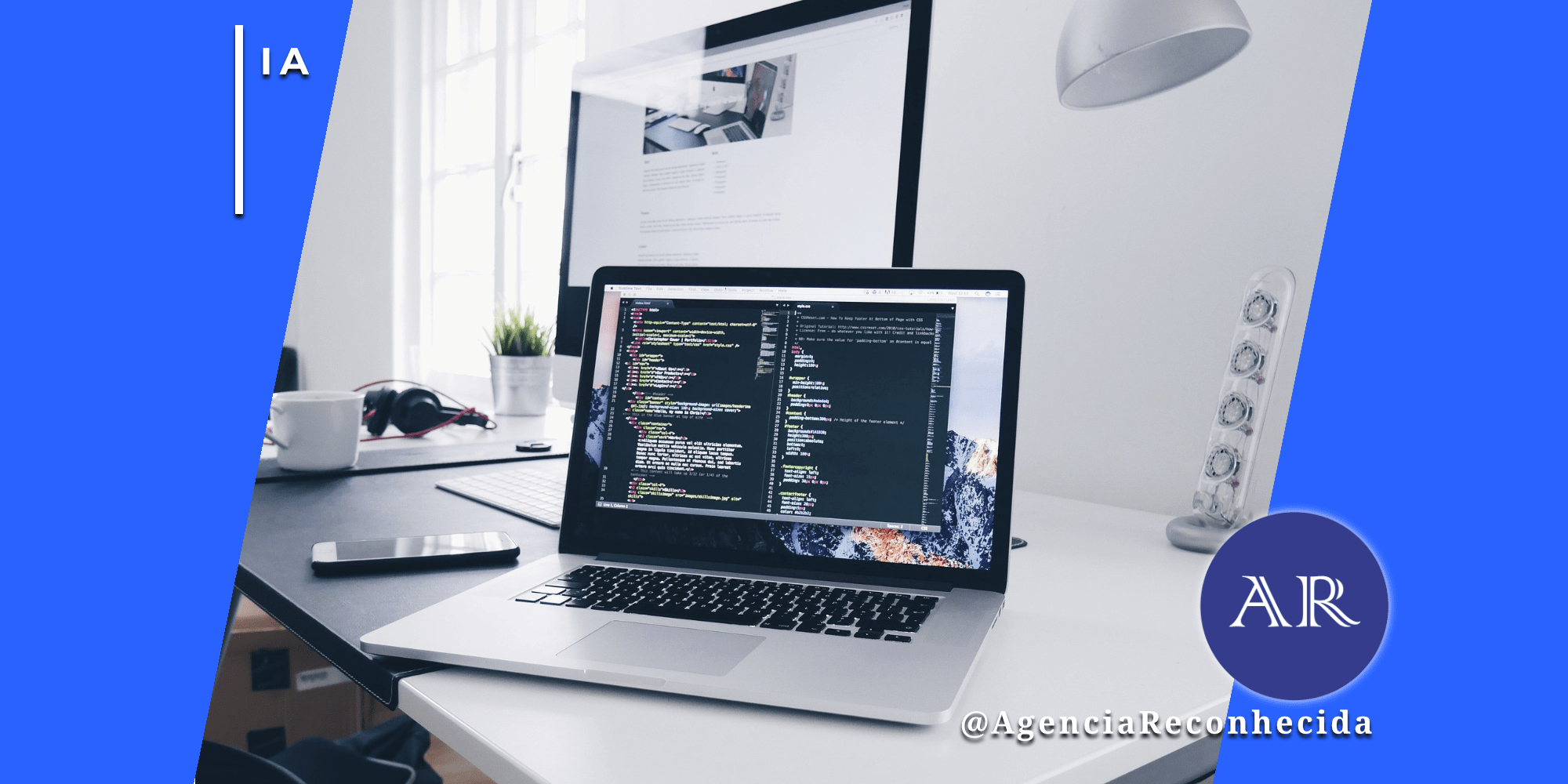 Ambiente de escritório moderno com um notebook em primeiro plano exibindo linhas de código de programação, representando a integração da Inteligência Artificial no mercado de trabalho e o suporte tecnológico para equipes e lideranças.