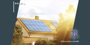 Casa residencial com painéis solares fotovoltaicos instalados no telhado sob a luz do sol, ilustrando o cenário da geração distribuída de energia no Brasil e a retração de 29% do mercado em 2025.