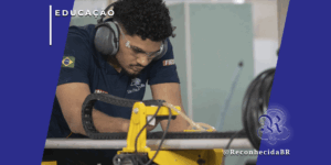 ovem estudante técnico com óculos de proteção e protetor auricular operando maquinário industrial em uma oficina, representando as mais de 79 mil vagas abertas em cursos do SENAI pelo Brasil.