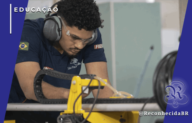 ovem estudante técnico com óculos de proteção e protetor auricular operando maquinário industrial em uma oficina, representando as mais de 79 mil vagas abertas em cursos do SENAI pelo Brasil.