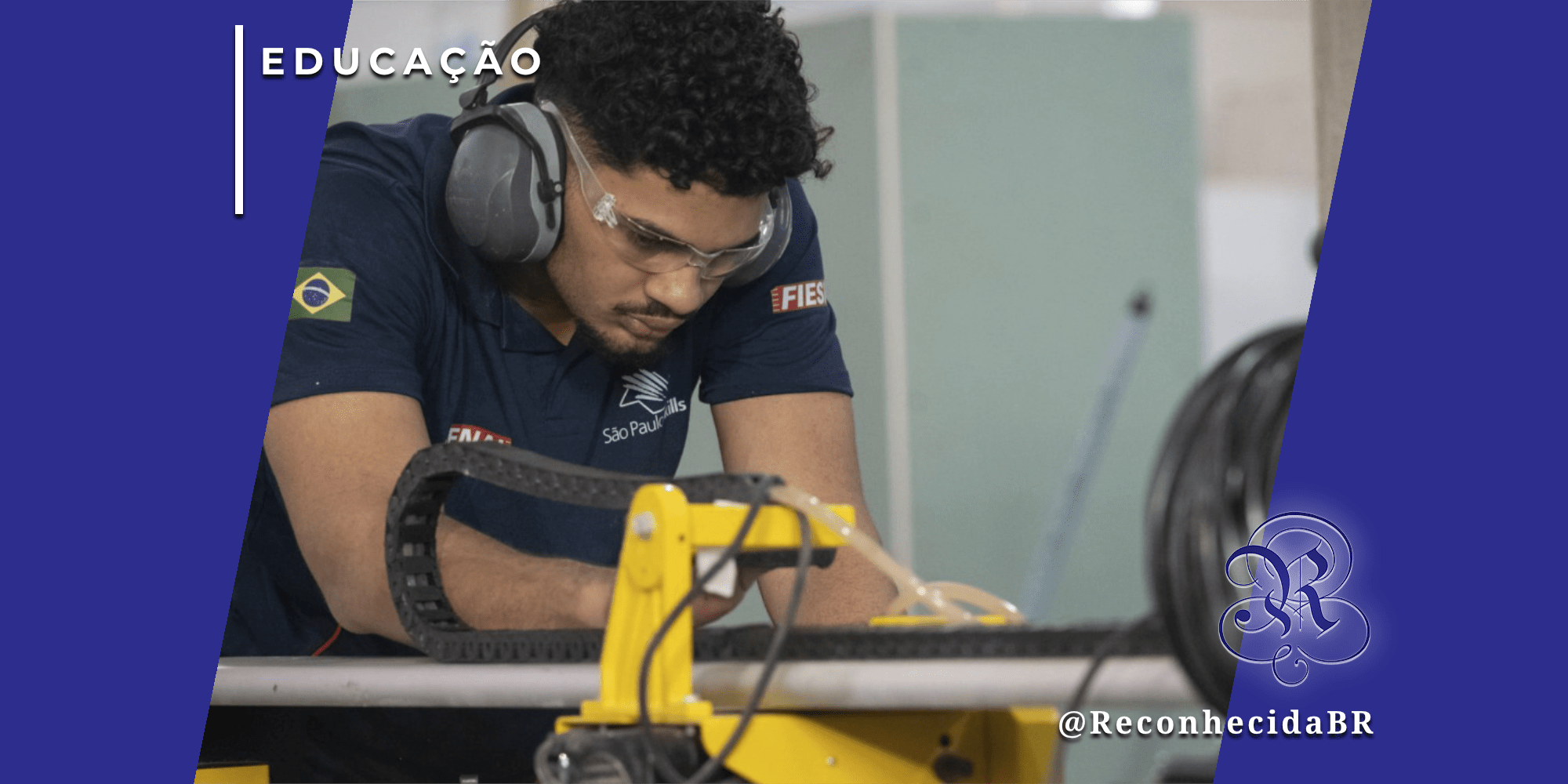 ovem estudante técnico com óculos de proteção e protetor auricular operando maquinário industrial em uma oficina, representando as mais de 79 mil vagas abertas em cursos do SENAI pelo Brasil.