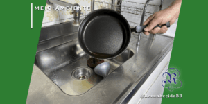 Pessoa segurando uma frigideira com resto de óleo vegetal sobre uma pia de cozinha de inox, simulando o descarte incorreto. No canto superior esquerdo, o texto "MEIO-AMBIENTE" e, no canto inferior direito, o logotipo da ReconhecidaBR.