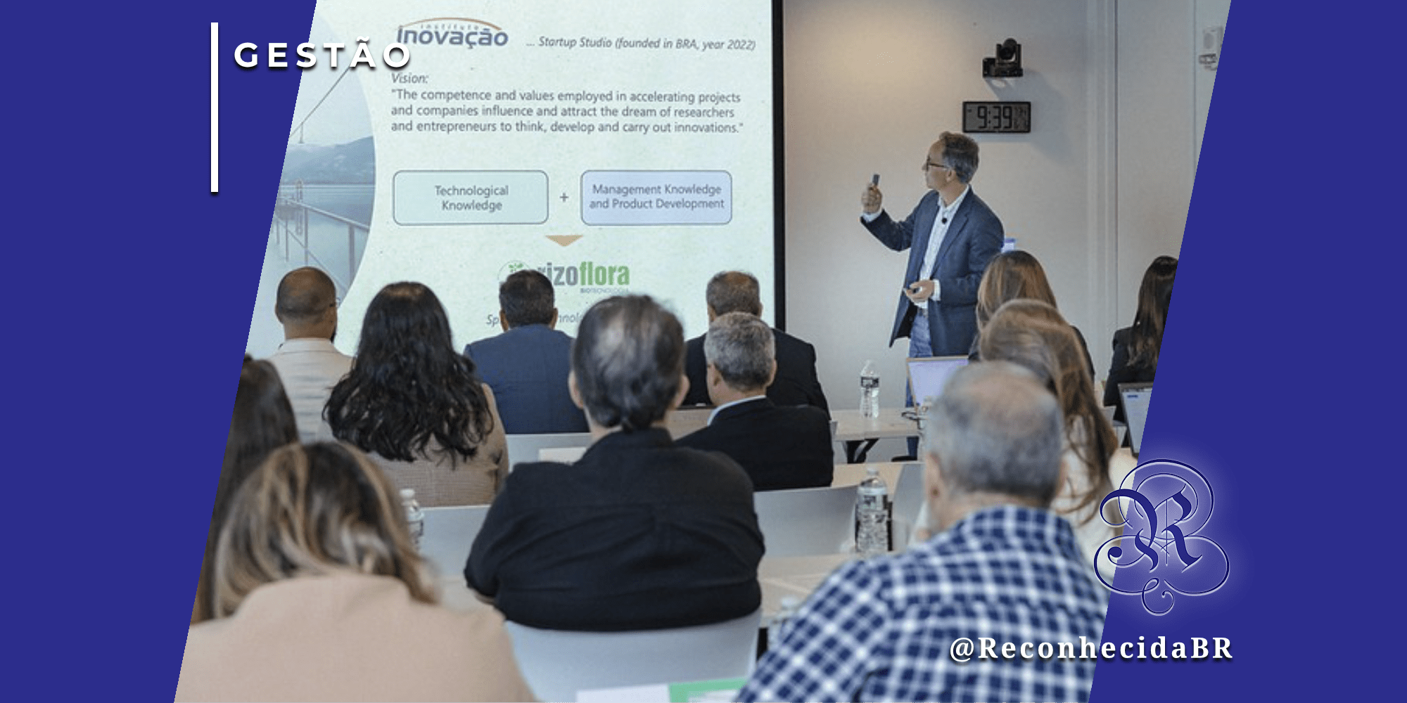 Palestrante apresenta slides sobre inovação e gestão para uma plateia de executivos brasileiros em sala de aula no MIT, Boston. O slide exibe a fórmula "Technological Knowledge + Management Knowledge". Foto com selos Gestão e ReconhecidaBR.