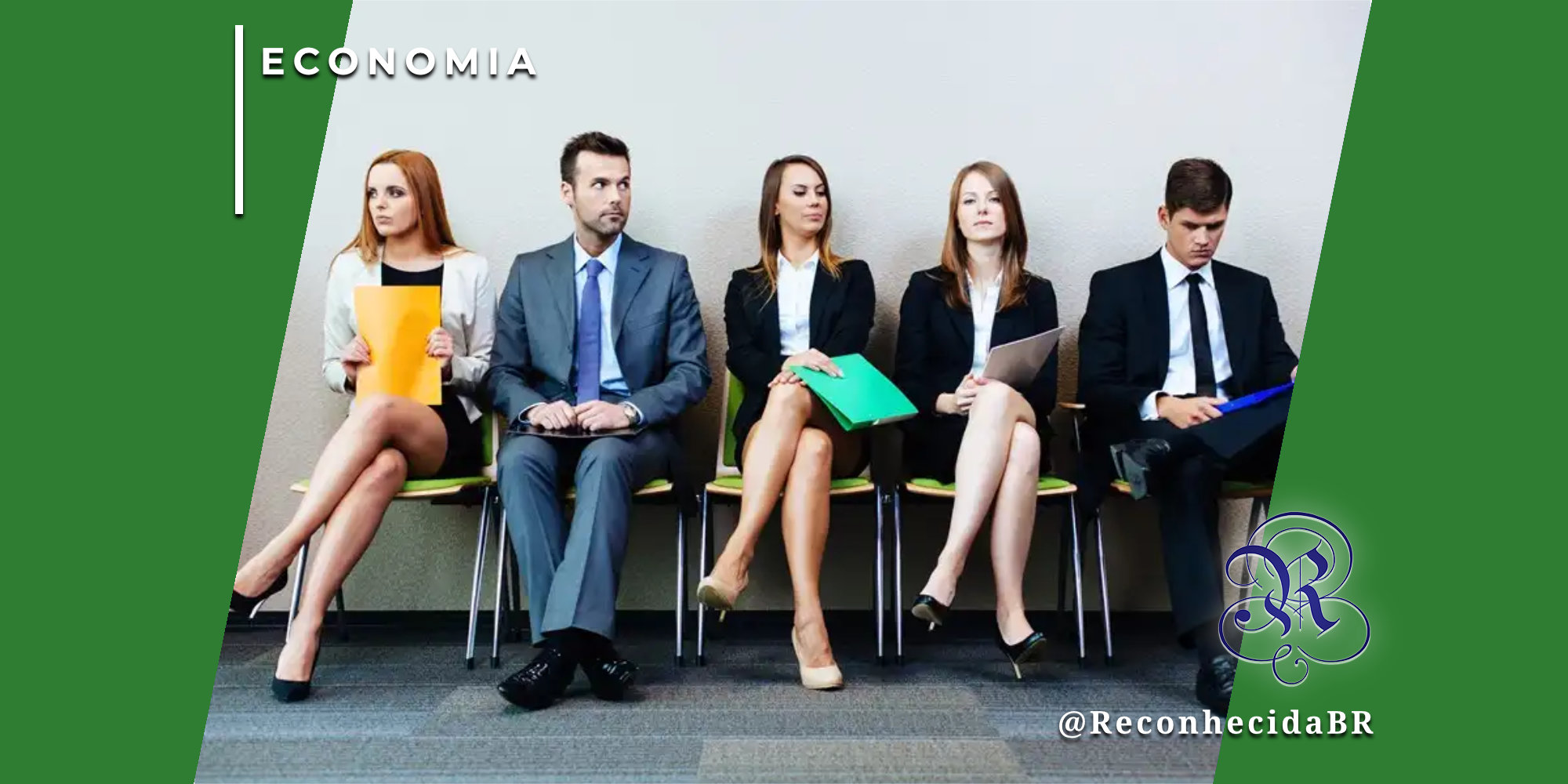 Cinco candidatos a emprego sentados em uma sala de espera, vestindo trajes formais e segurando pastas coloridas. Eles expressam descontentamento, tédio e ansiedade. No canto superior esquerdo, o selo 'ECONOMIA' e, no inferior direito, o logotipo da Reconhecida com o @ReconhecidaBR.