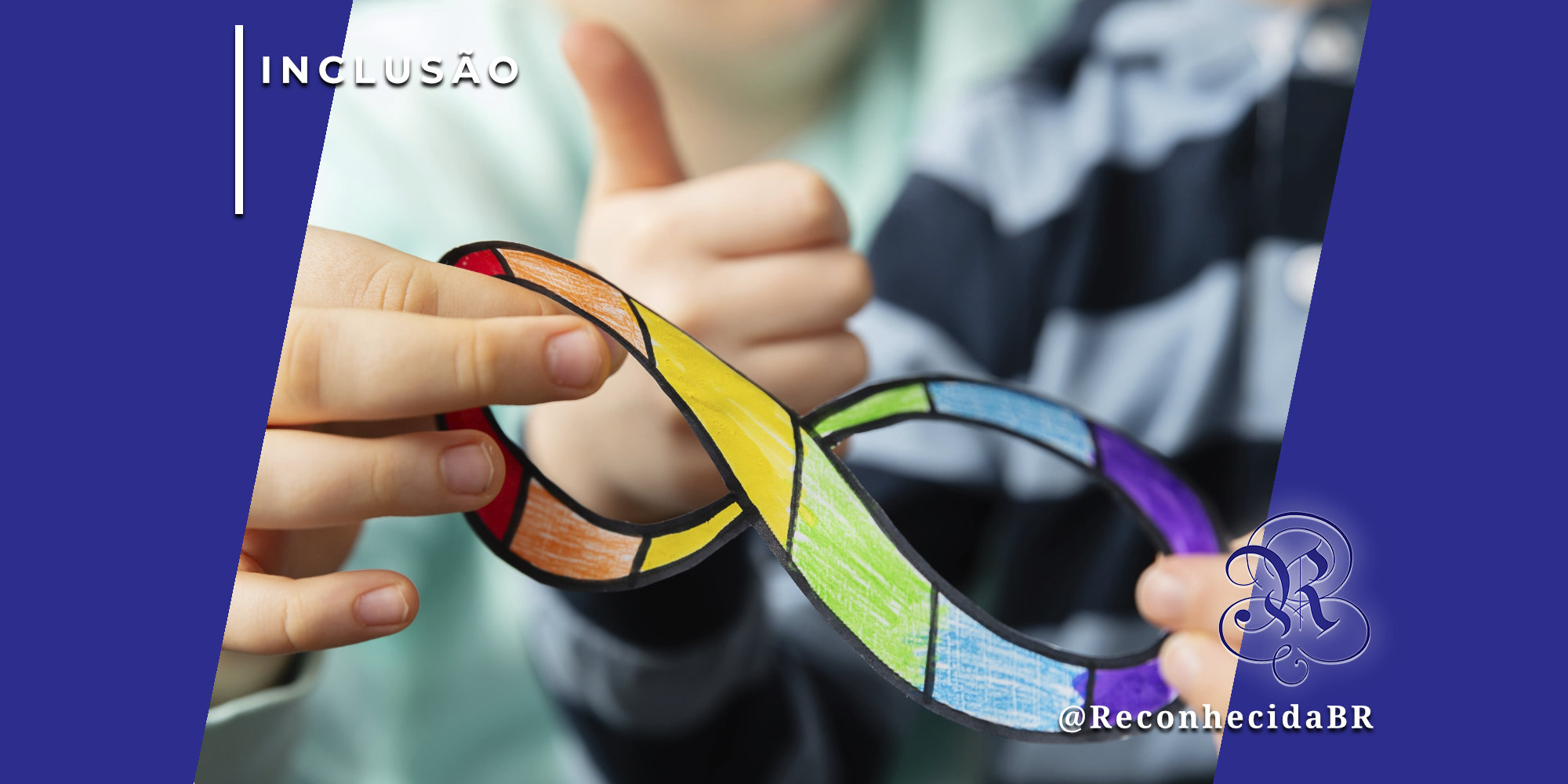 Close-up das mãos de uma criança segurando um símbolo do infinito colorido com as cores do arco-íris, representando a neurodiversidade e o autismo. Ao fundo, outra criança faz um sinal de 'joinha' (polegar para cima) de forma desfocada. No canto superior esquerdo, o selo 'INCLUSÃO' sobre um fundo azul e, no inferior direito, o logotipo do portal Reconhecida com o @ReconhecidaBR