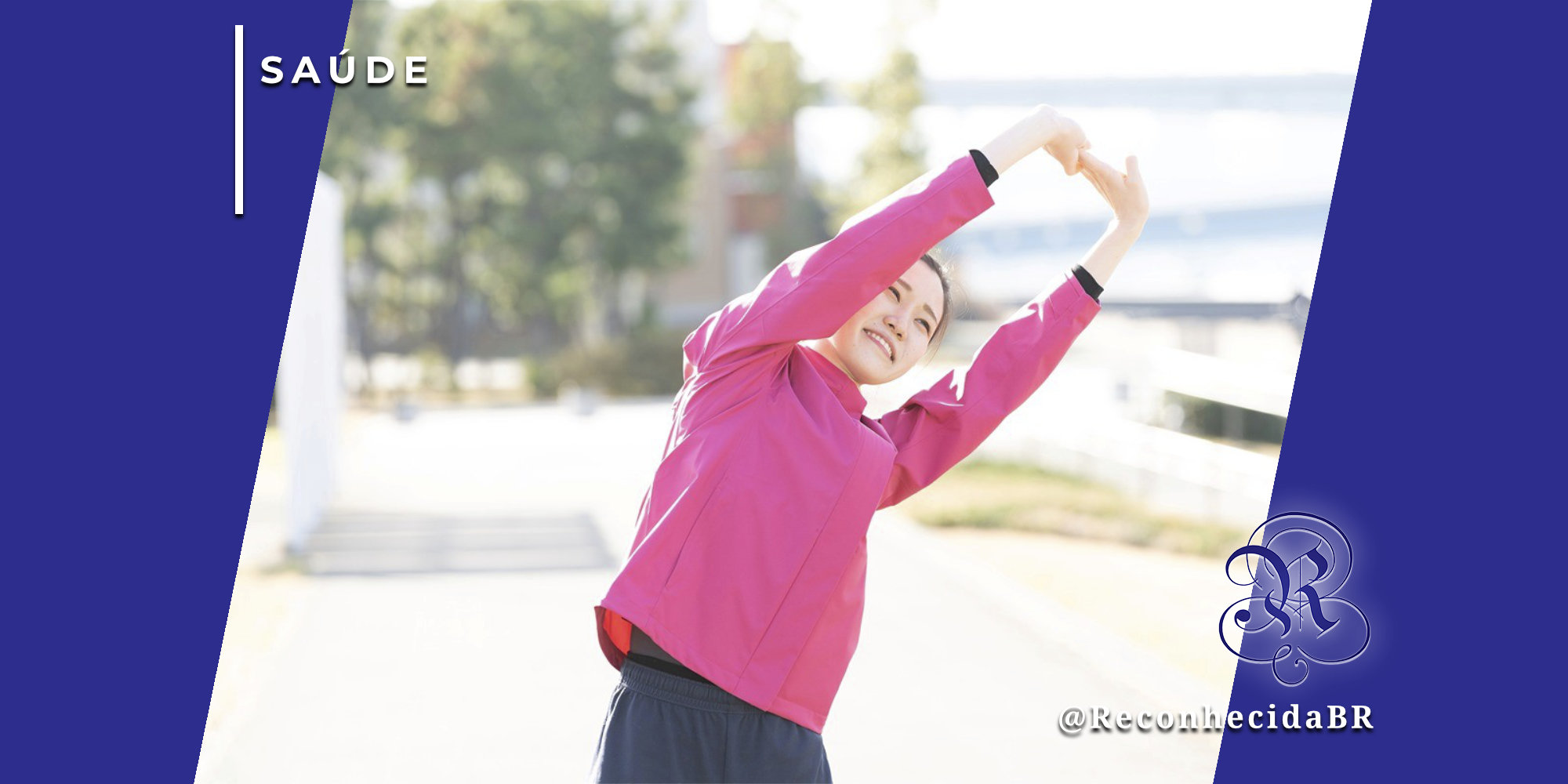 Uma mulher jovem de jaqueta rosa e calça esportiva escura realiza um alongamento lateral ao ar livre em um dia ensolarado. Ela está com os braços erguidos e mãos entrelaçadas, sorrindo levemente. Ao fundo, um ambiente urbano arborizado e desfocado. No canto superior esquerdo, o selo 'SAÚDE' e, no inferior direito, o logotipo do portal Reconhecida com o @ReconhecidaBR.