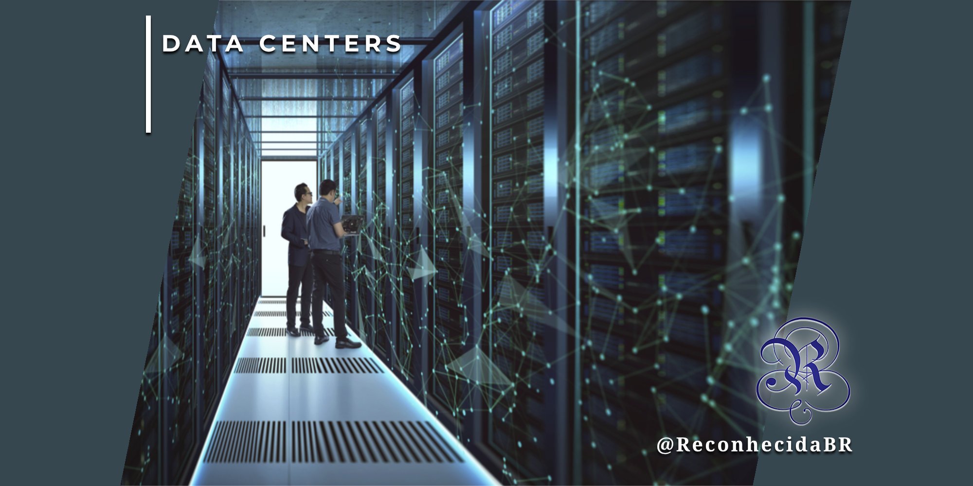 Visão de um corredor moderno de data center com fileiras de racks de servidores iluminados por luzes azuis. Dois técnicos, homens de óculos e camisas escuras, observam um dos painéis ao fundo. Uma rede de conexões neurais digitais verdes sobrepõe a imagem de forma abstrata. No canto superior esquerdo, o selo 'DATA CENTERS' em branco; no inferior direito, o logotipo do portal Reconhecida com o @ReconhecidaBR.
