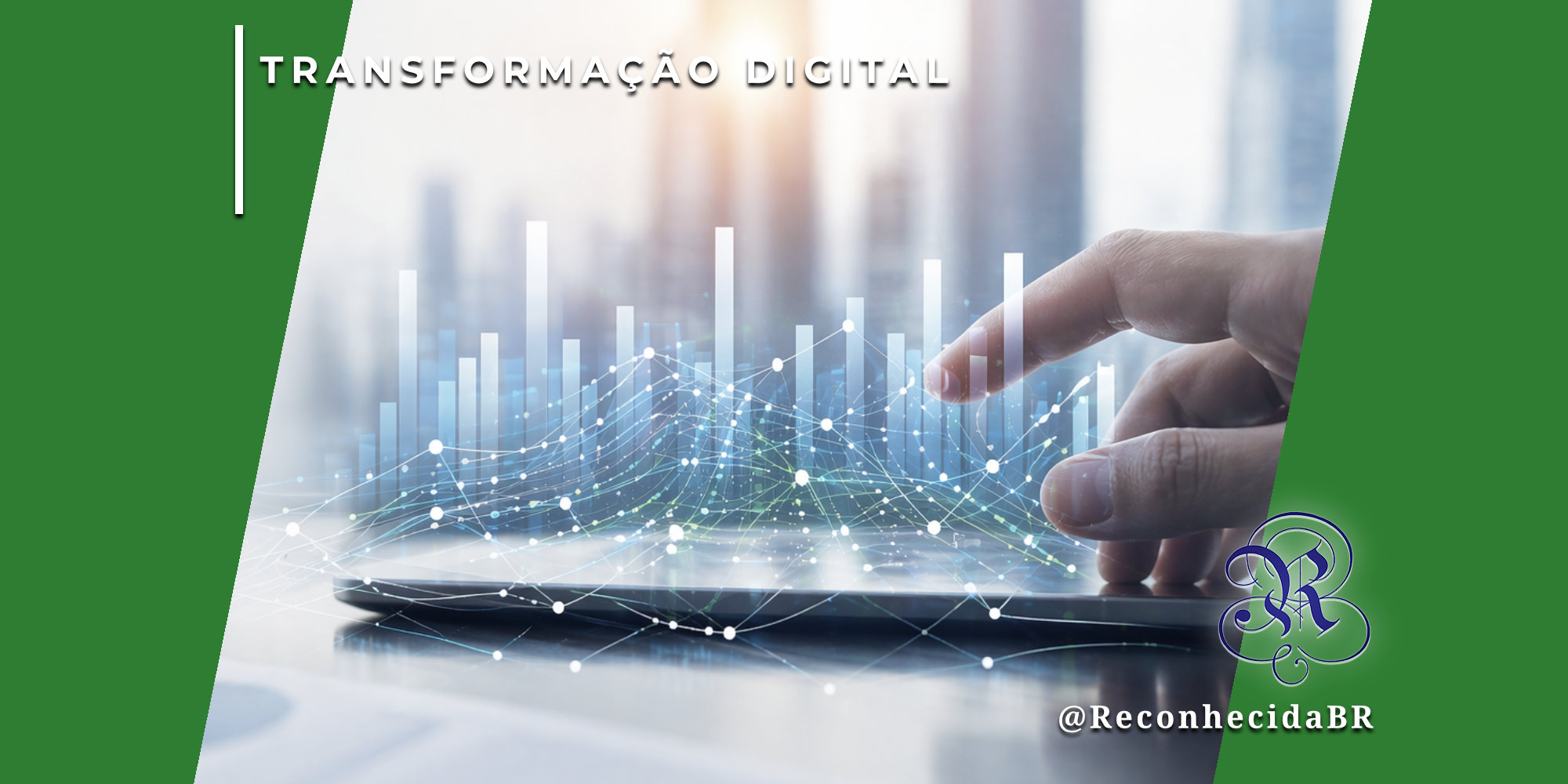 Um dedo indicador toca a tela de um tablet que exibe gráficos de barras iluminados e redes de conexões neurais digitais sobrepostas. Ao fundo, o skyline de uma cidade moderna de forma desfocada. No canto superior esquerdo, o selo 'TRANSFORMAÇÃO DIGITAL' em fundo verde e, no inferior direito, o logotipo do portal Reconhecida com o @ReconhecidaBR.