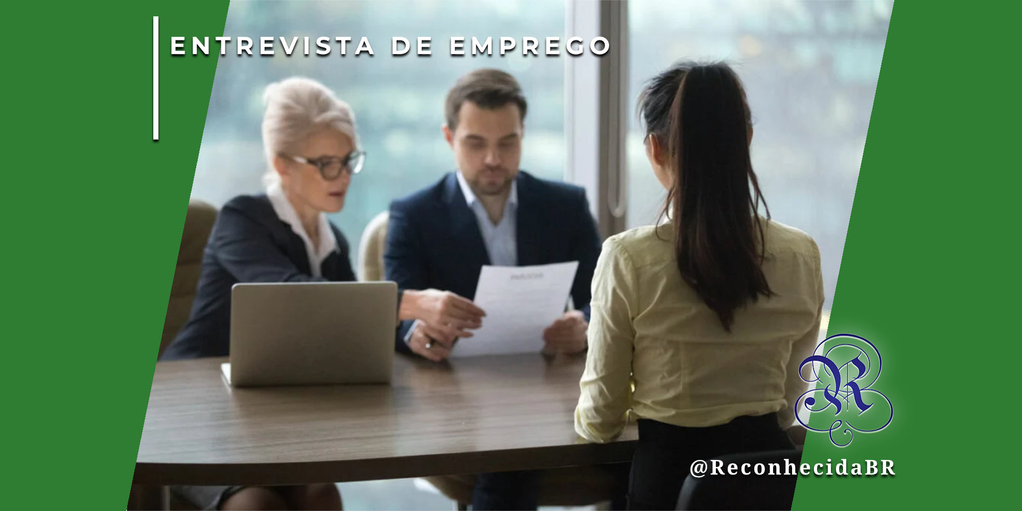 Uma candidata de costas, com cabelo preso em rabo de cavalo, participa de uma entrevista de emprego presencial com dois recrutadores (uma mulher loira de óculos e um homem) sentados à frente dela em uma mesa de escritório com um notebook. No canto superior esquerdo, o selo 'ENTREVISTA DE EMPREGO' em fundo branco e, no inferior direito, o logotipo do Reconhecida com o @ReconhecidaBR.