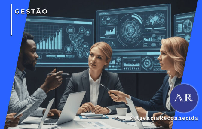 "Três profissionais de marketing, um homem negro e duas mulheres brancas, em uma reunião estratégica. Eles usam trajes formais e apontam canetas para telas de computador que exibem gráficos de barras, painéis de dados complexos e interfaces de análise de redes sociais. No canto superior esquerdo, o selo 'GESTÃO' em fundo azul e, no inferior direito, o logotipo AR da Agência Reconhecida com o @AgenciaReconhecida."