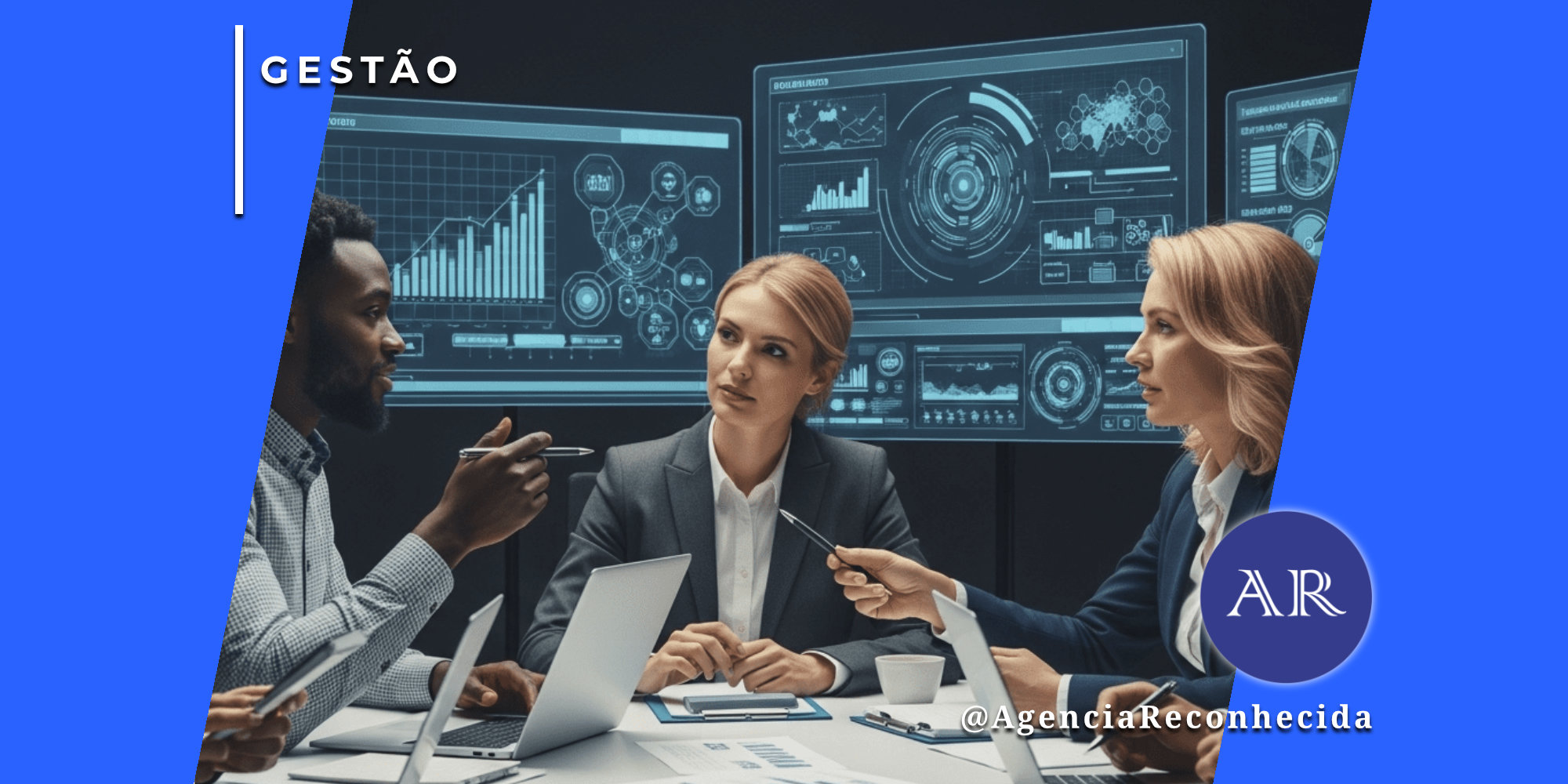 "Três profissionais de marketing, um homem negro e duas mulheres brancas, em uma reunião estratégica. Eles usam trajes formais e apontam canetas para telas de computador que exibem gráficos de barras, painéis de dados complexos e interfaces de análise de redes sociais. No canto superior esquerdo, o selo 'GESTÃO' em fundo azul e, no inferior direito, o logotipo AR da Agência Reconhecida com o @AgenciaReconhecida."