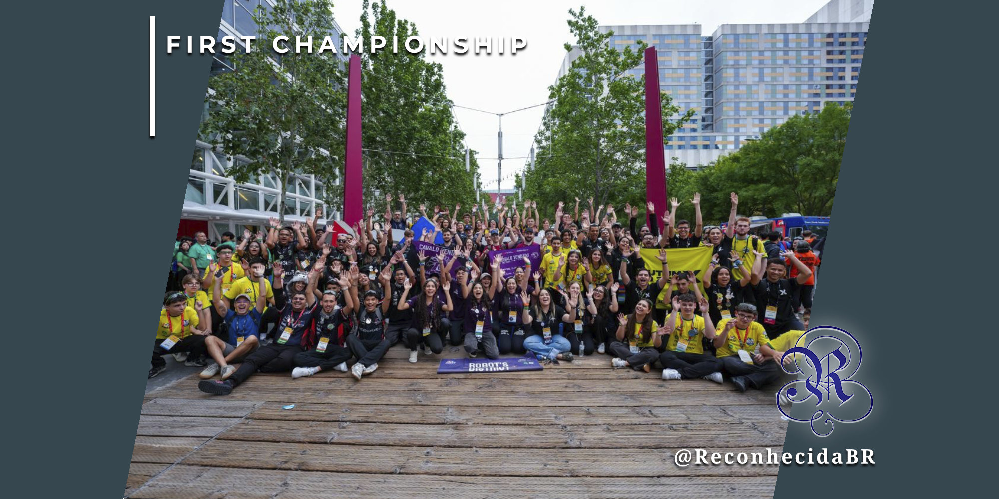 Grande grupo de estudantes brasileiros da FIRST Championship celebrando em uma praça aberta, muitos sentados no chão de madeira e outros em pé com braços levantados. Eles vestem camisetas de equipes de robótica em cores como amarelo, preto e roxo. No canto superior esquerdo, o selo 'FIRST CHAMPIONSHIP' em fundo branco e, no inferior direito, o logotipo do portal Reconhecida com o @ReconhecidaBR.