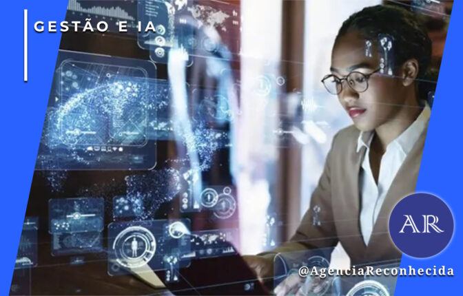 Mulher negra de óculos e blazer bege operando uma interface digital futurista de Inteligência Artificial. Telas flutuantes exibem hologramas de redes neurais, gráficos de dados e ícones de conectividade. No canto superior esquerdo, o selo 'GESTÃO E IA' em fundo azul e, no inferior direito, o logotipo AR da Agência Reconhecida com o @AgenciaReconhecida.