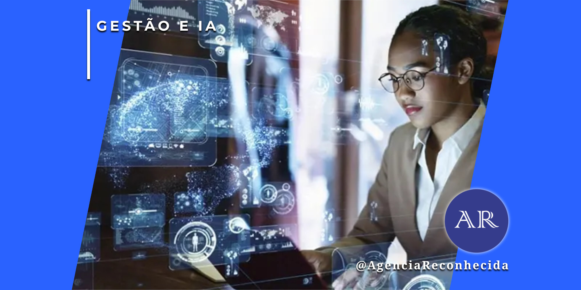 Mulher negra de óculos e blazer bege operando uma interface digital futurista de Inteligência Artificial. Telas flutuantes exibem hologramas de redes neurais, gráficos de dados e ícones de conectividade. No canto superior esquerdo, o selo 'GESTÃO E IA' em fundo azul e, no inferior direito, o logotipo AR da Agência Reconhecida com o @AgenciaReconhecida.
