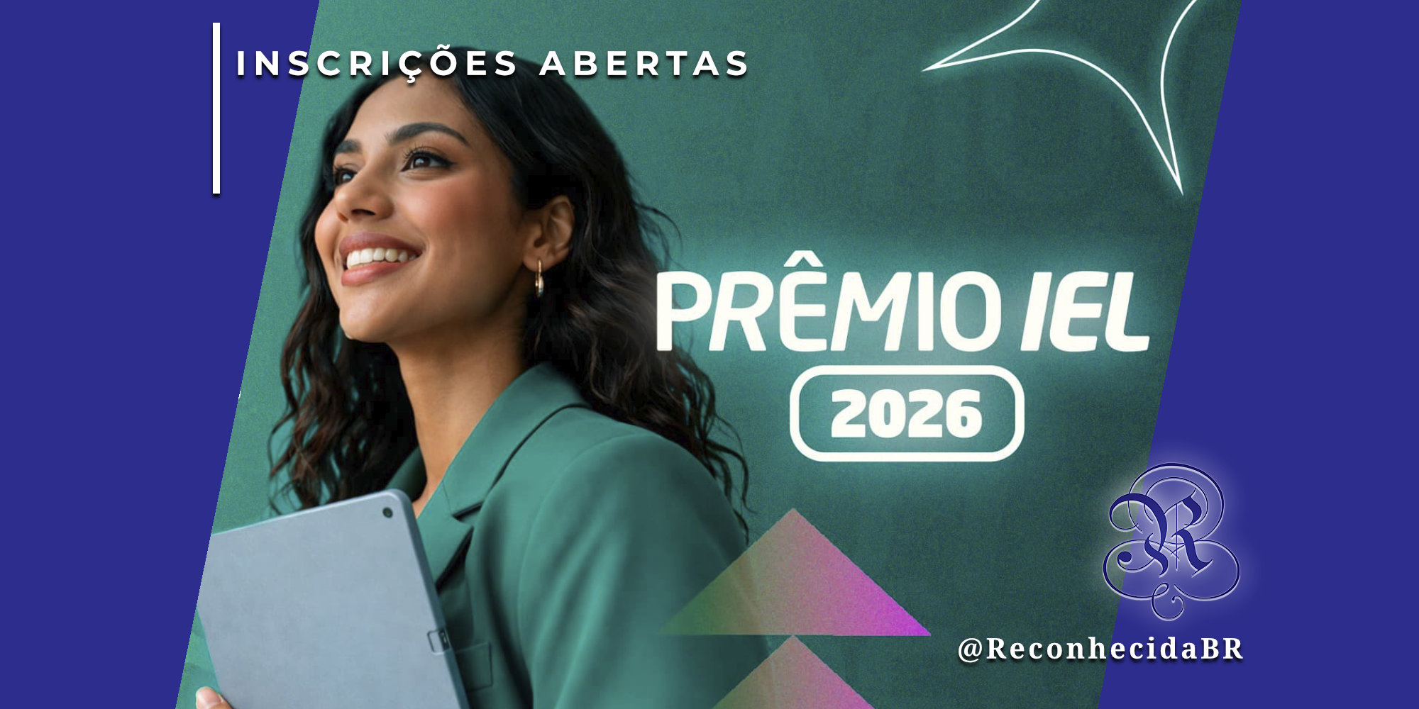 Uma mulher sorridente com cabelos escuros ondulados e blazer verde segura um tablet cinza. Ao fundo, uma parede verde texturizada com os dizeres 'PRÊMIO IEL 2026'. No canto superior esquerdo, o selo 'INSCRIÇÕES ABERTAS' e, no inferior direito, o logotipo do portal Reconhecida com o @ReconhecidaBR.