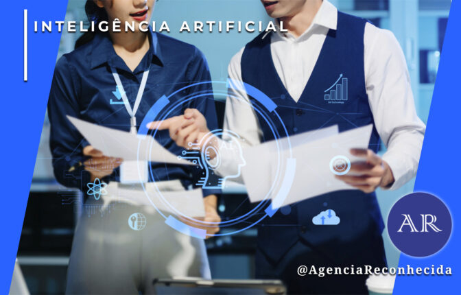 Dois profissionais de escritório em pé, analisando documentos impressos com sobreposições gráficas digitais de Inteligência Artificial, incluindo um cérebro eletrônico e ícones de nuvem. No canto superior esquerdo, o selo 'INTELIGÊNCIA ARTIFICIAL' em fundo azul e, no inferior direito, o logotipo AR da Agência Reconhecida com o @AgenciaReconhecida.