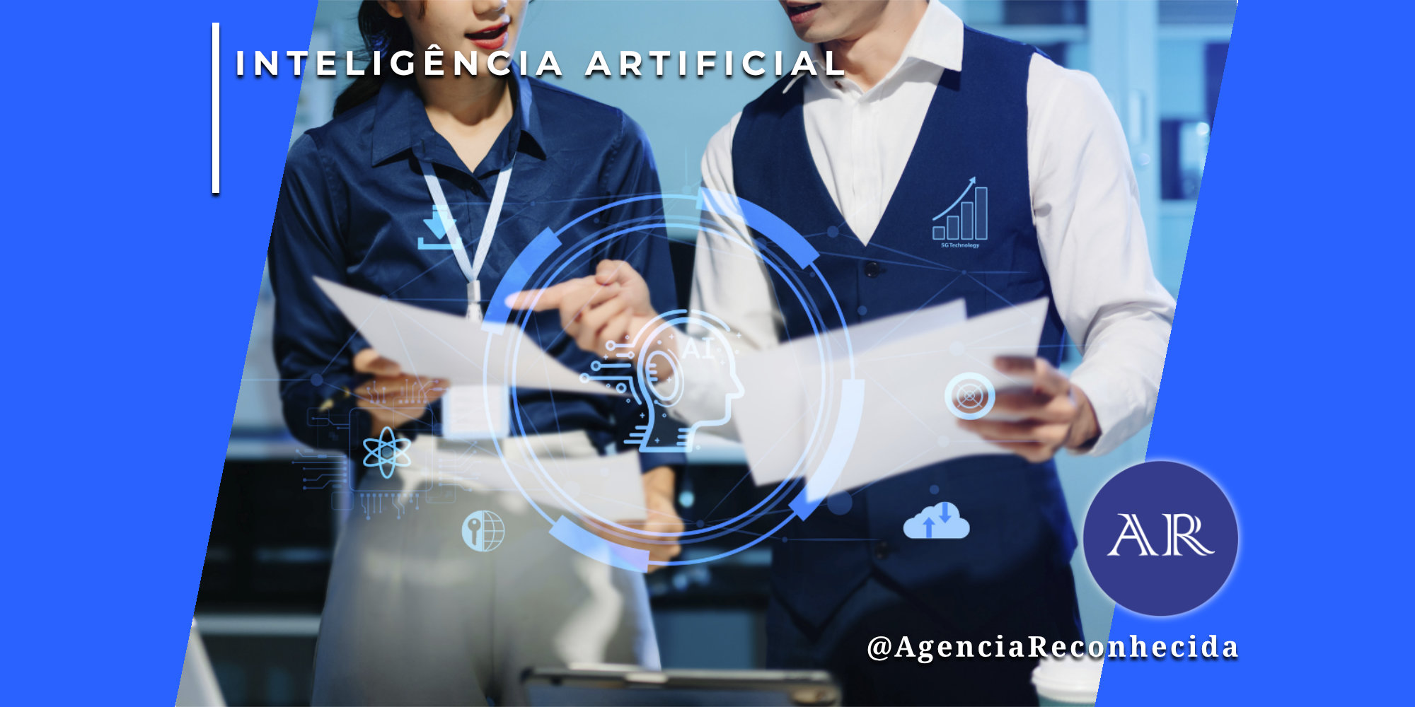 Dois profissionais de escritório em pé, analisando documentos impressos com sobreposições gráficas digitais de Inteligência Artificial, incluindo um cérebro eletrônico e ícones de nuvem. No canto superior esquerdo, o selo 'INTELIGÊNCIA ARTIFICIAL' em fundo azul e, no inferior direito, o logotipo AR da Agência Reconhecida com o @AgenciaReconhecida.