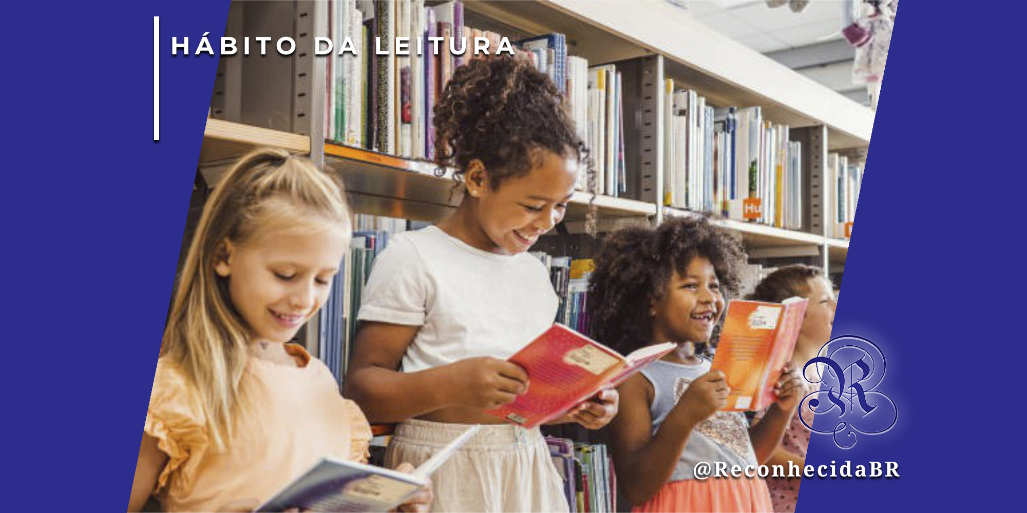 Três crianças de diferentes etnias sorrindo enquanto leem livros coloridos em uma biblioteca com estantes repletas ao fundo. No canto superior esquerdo, o selo 'HÁBITO DA LEITURA' em fundo azul e, no inferior direito, o logotipo do portal Reconhecida com o @ReconhecidaBR.