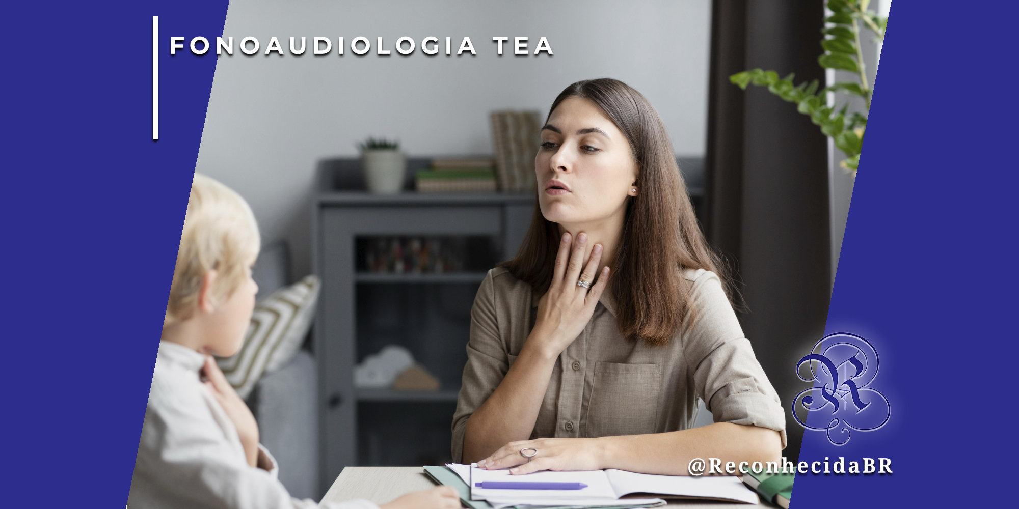 Uma fonoaudióloga jovem, de cabelos castanhos, sentada à mesa em frente a uma criança loira. Ela toca suavemente o próprio pescoço enquanto demonstra um exercício de fonação com a boca aberta. Sobre a mesa há cadernos e canetas. No canto superior esquerdo, o selo 'FONOAUDIOLOGIA TEA' em fundo branco e, no inferior direito, o logotipo do portal Reconhecida com o @ReconhecidaBR.