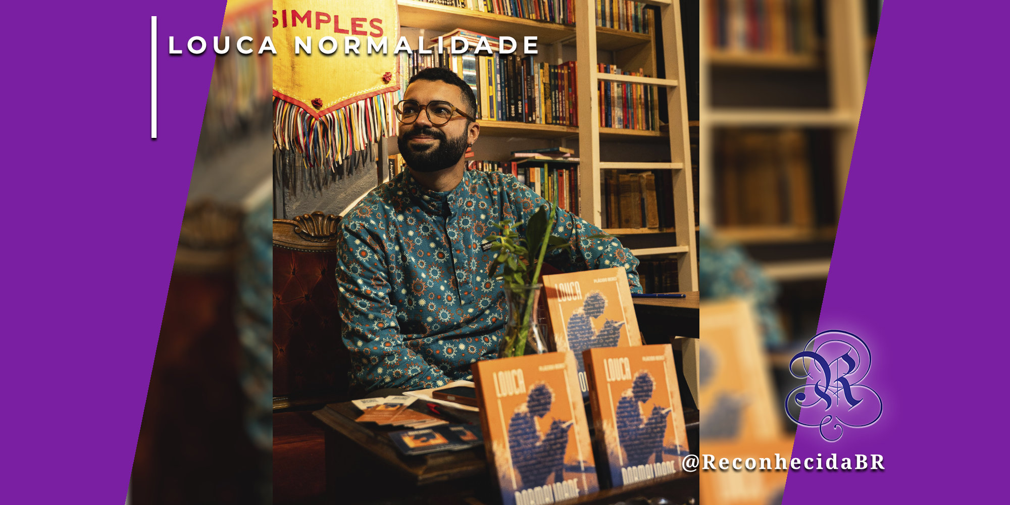 O escritor Plácido Berci, de óculos e camisa estampada azul, sorri sentado em uma poltrona de veludo vermelha. À sua frente, sobre uma mesa de madeira, estão exemplares do seu livro 'Louca Normalidade'. Ao fundo, uma estante repleta de livros em uma livraria ou biblioteca. No topo esquerdo, o selo 'LOUCA NORMALIDADE' em fundo branco e, no inferior direito, o logotipo do portal Reconhecida com o @ReconhecidaBR.