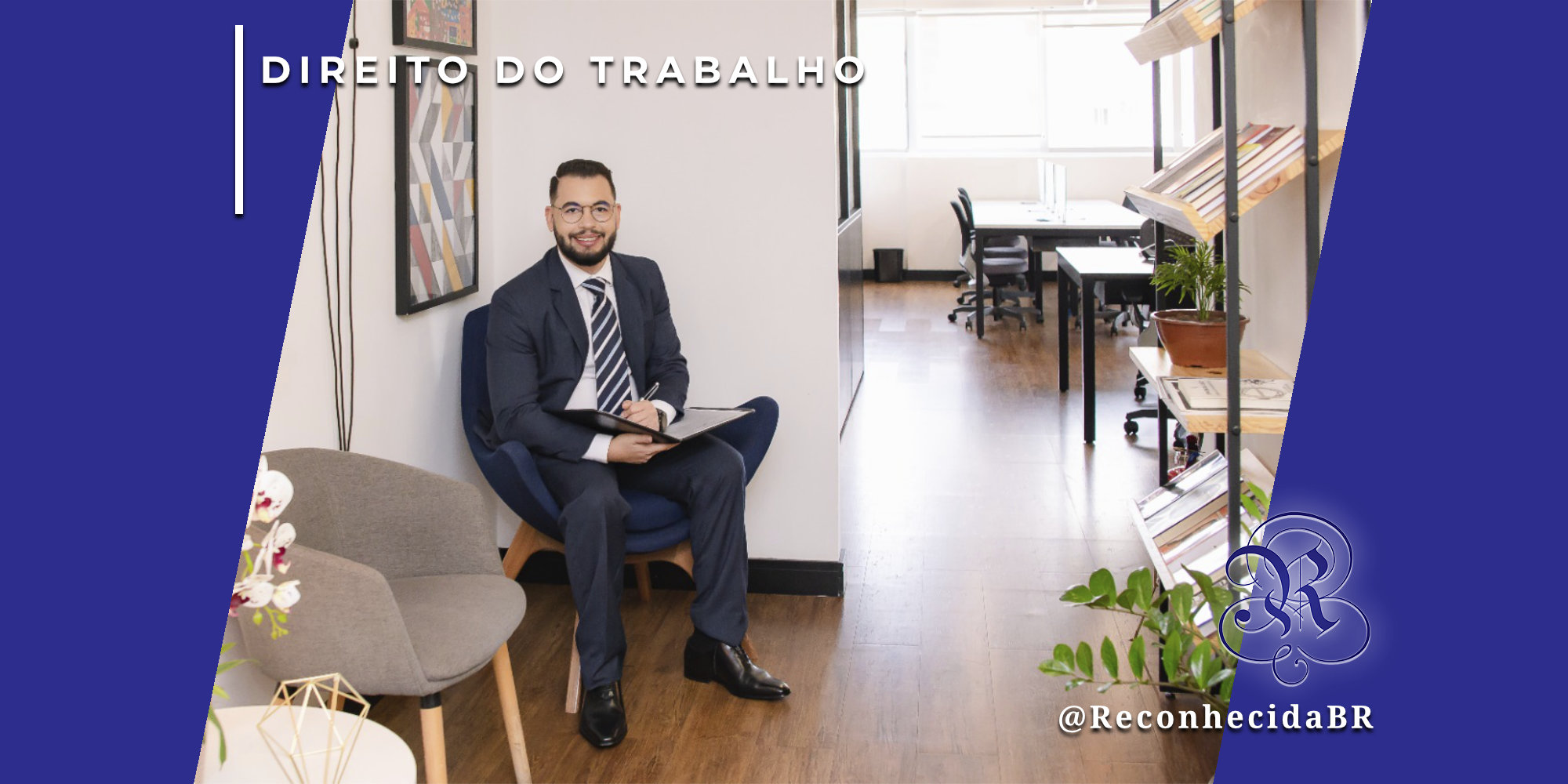 O advogado Thayan Fernando Ferreira, de terno azul e gravata listrada, sentado em uma poltrona azul marinho em um escritório moderno, segurando uma pasta e caneta. Ao fundo, um ambiente de coworking com mesas e prateleiras de livros. No canto superior esquerdo, o selo 'DIREITO DO TRABALHO' em fundo azul e, no inferior direito, o logotipo do portal Reconhecida com o @ReconhecidaBR.