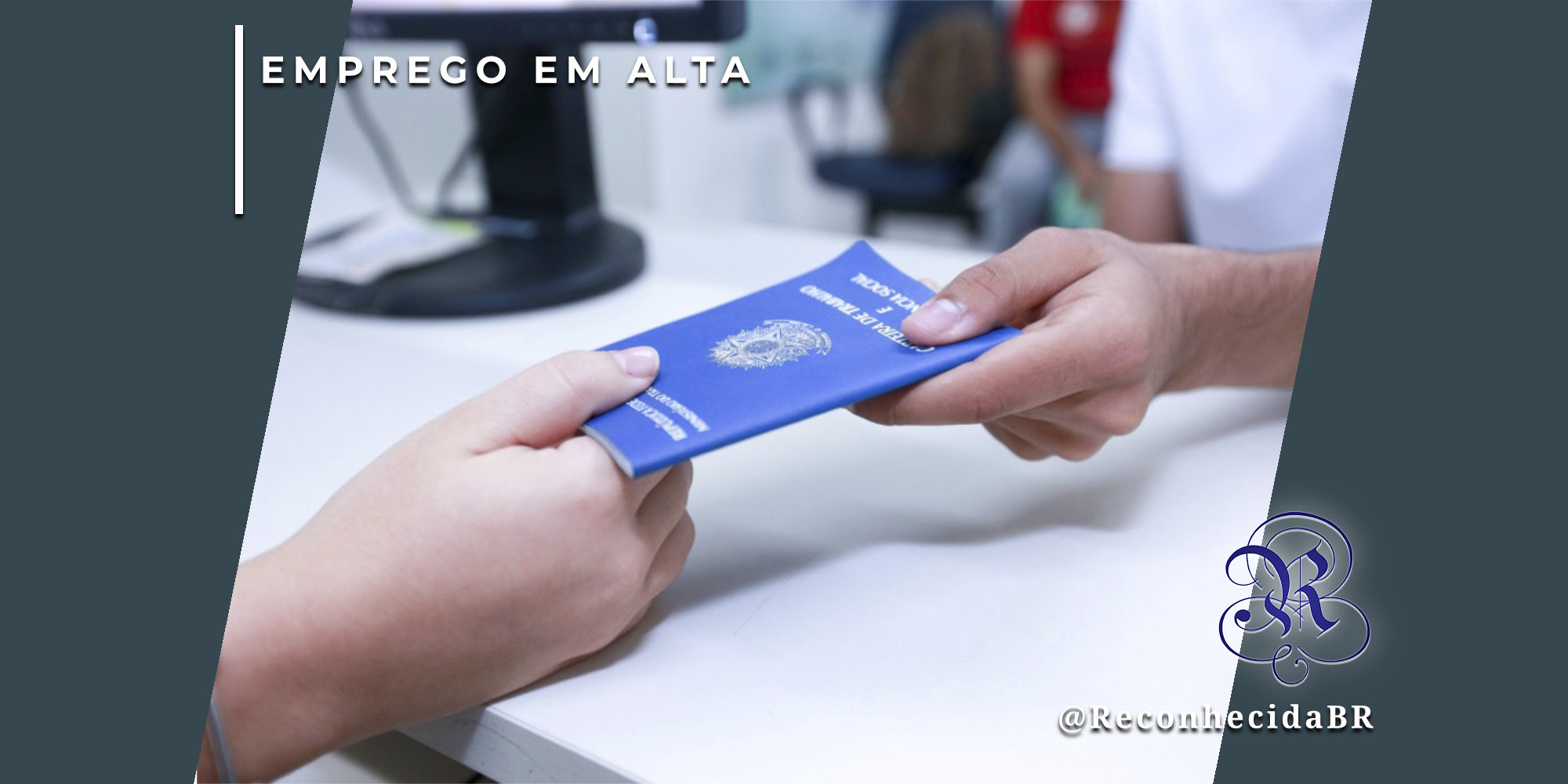Close-up das mãos de duas pessoas entregando e recebendo uma Carteira de Trabalho e Previdência Social (CTPS) azul brasileira sobre uma mesa branca. No canto superior esquerdo, o selo 'EMPREGO EM ALTA' em fundo azul e, no inferior direito, o logotipo do portal Reconhecida com o @ReconhecidaBR.