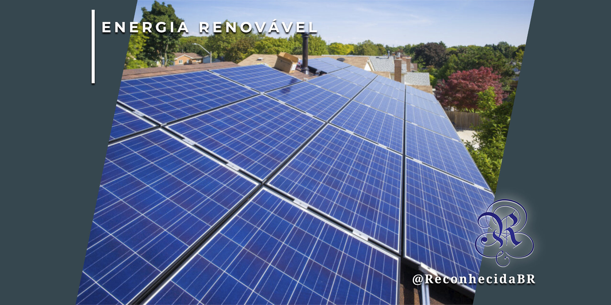 Visão aproximada de um telhado residencial com diversas placas solares fotovoltaicas instaladas, refletindo o céu azul. Ao fundo, árvores e casas vizinhas em um bairro residencial. No canto superior esquerdo, o selo 'ENERGIA RENOVÁVEL' e, no inferior direito, o logotipo do portal Reconhecida com o @ReconhecidaBR.