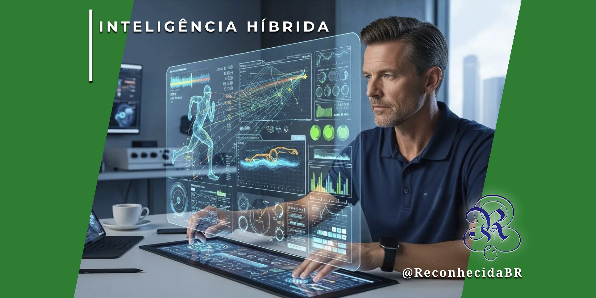 Um homem de cabelos curtos e grisalhos, vestindo camisa polo azul, opera uma interface digital transparente e futurista sobre uma mesa de trabalho. A tela exibe gráficos de dados, hologramas de um corredor e de um nadador em movimento, simbolizando a análise de desempenho. No canto superior esquerdo, o selo 'INTELIGÊNCIA HÍBRIDA' e, no inferior direito, o logotipo do portal Reconhecida com o @ReconhecidaBR.