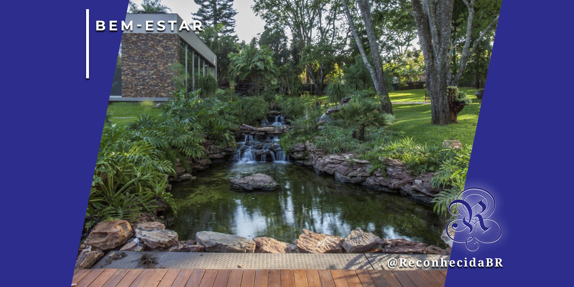 Um jardim sensorial exuberante com um lago artificial de águas límpidas e pequenas cascatas entre rochas naturais. Ao redor, vegetação densa com folhagens verdes variadas e árvores altas. No canto superior esquerdo, o selo 'BEM-ESTAR' sobre fundo azul e, no inferior direito, o logotipo do portal Reconhecida com o @ReconhecidaBR.
