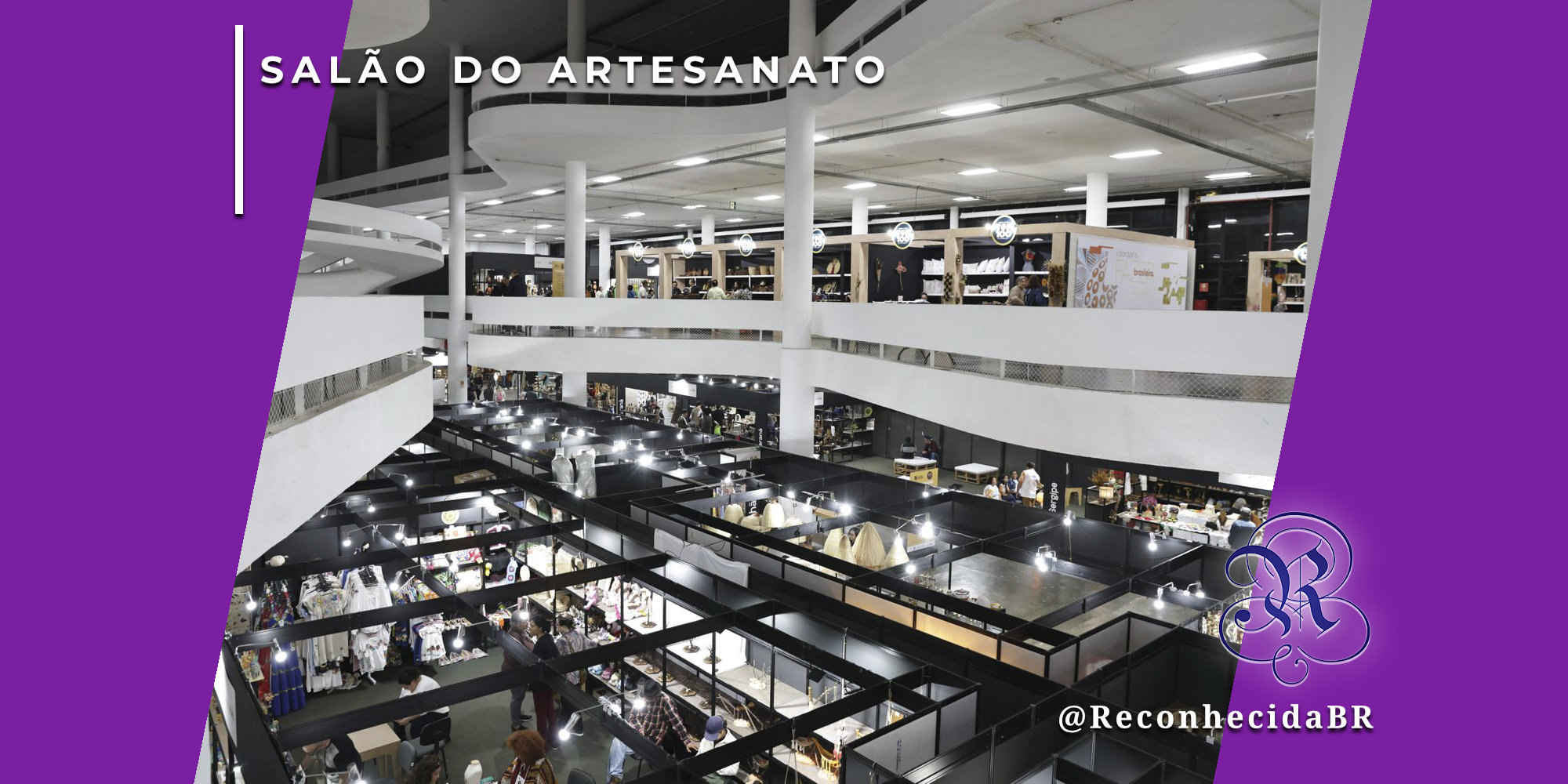 Visão aérea panorâmica do pavilhão da Bienal em São Paulo ocupado pelo Salão do Artesanato Raízes Brasileiras. Diversos estandes pretos e brancos organizados em níveis diferentes exibem artesanatos regionais sob iluminação clara. No canto superior esquerdo, o selo 'SALÃO DO ARTESANATO' em branco sobre fundo roxo e, no inferior direito, o logotipo do portal Reconhecida com o @ReconhecidaBR.