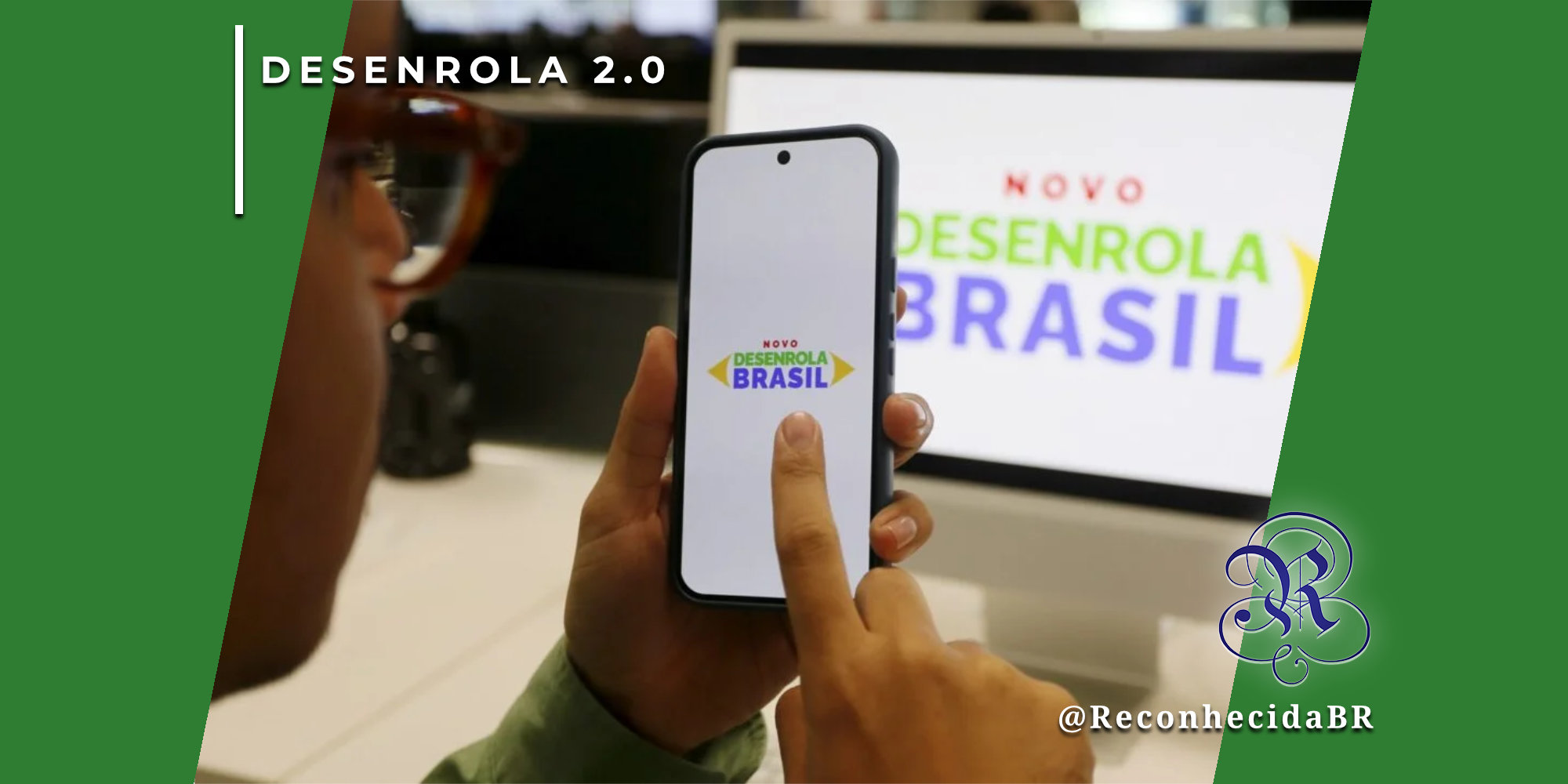 Homem de óculos em primeiro plano observa um smartphone em sua mão, que exibe o logotipo 'Novo Desenrola Brasil'. Ao fundo, um monitor de computador também mostra o site oficial do programa. No canto superior esquerdo, o selo 'DESENROLA 2.0' em fundo branco e, no inferior direito, o logotipo do portal Reconhecida com o @ReconhecidaBR.